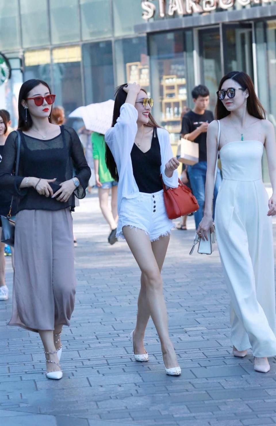 街拍:图1卡戴珊厉害了，穿了一条骑行裤，图5美女身材好!