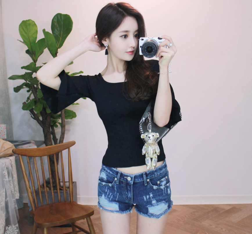 婀娜多姿的热裤小姐姐，秀出纤细美腿, 展现清新性感女人魅力！