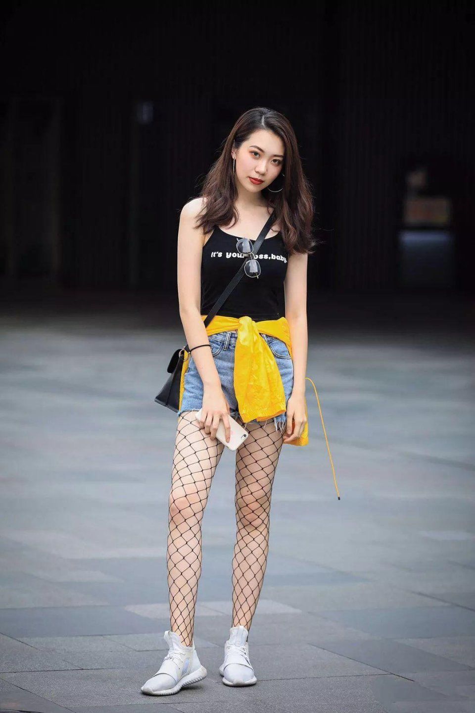 街拍:渔网袜穿出街，小姐姐很奔放