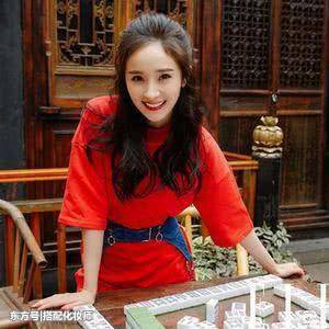 杨幂的照片来了，太时髦了，腰上怎么绑了这么条东西？