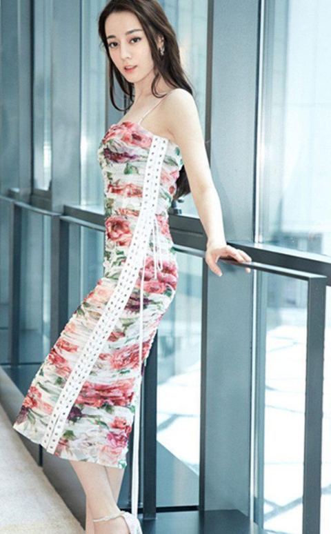 辣妈霍思燕真敢穿, 比拼热巴穿紧身裙, 年龄差11岁也不输！