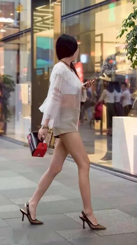 街拍，筷子腿小姐姐，身穿蕾丝衣服仙气十足，路人纷纷回头