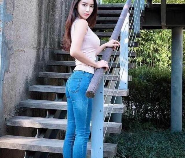 【美女】身材纤细的牛仔裤美女,突显魅力小蛮腰,真迷人