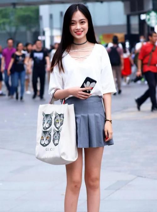  #气质#街拍：花枝招展的美女，一件白色上衣配黑色裤子，优雅气质迷人
