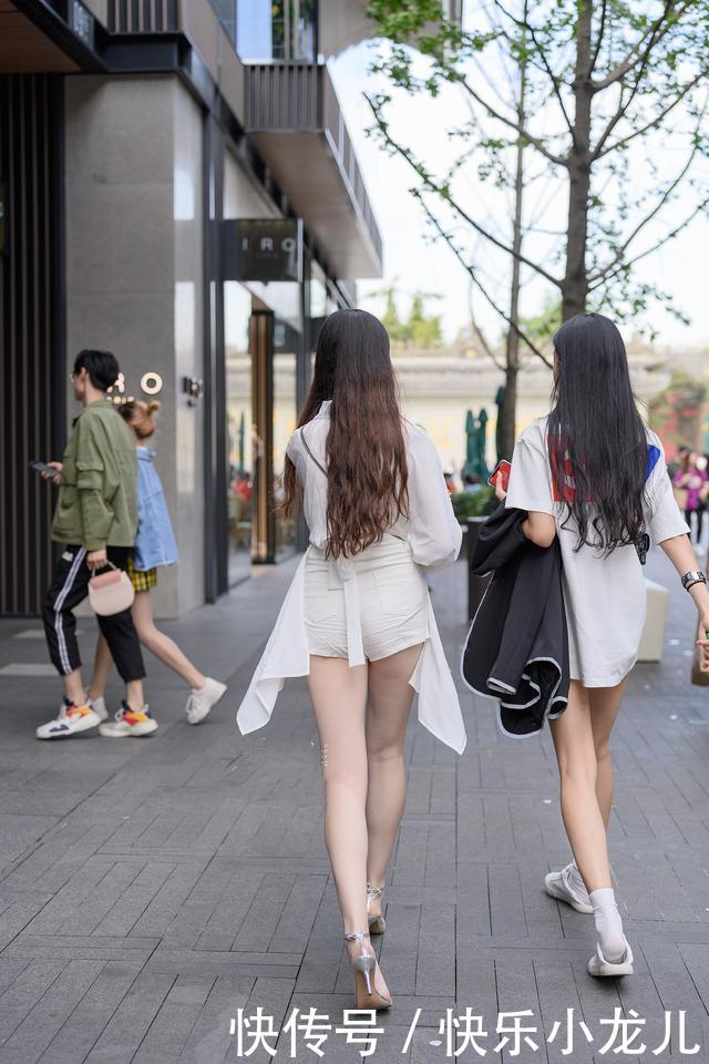 #身儿搭配#街拍:穿了这么多年的袜子,真的穿对了吗?今年袜子露一截才时髦
