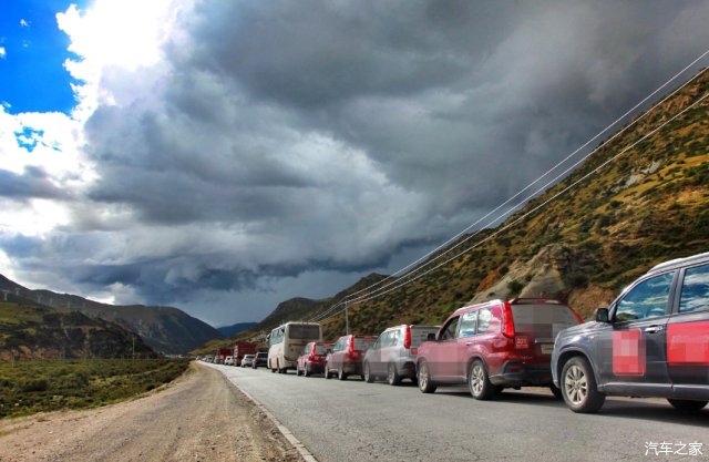  发现：川藏线上开车，发现很多车的油箱都开着是为啥？当地人：