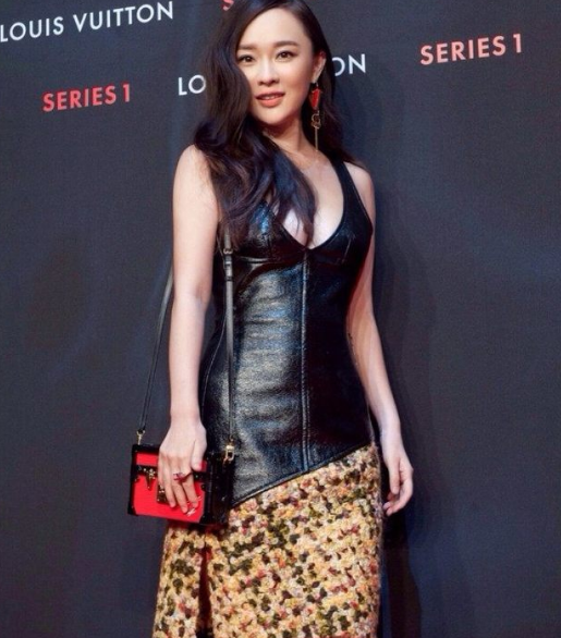 霍思燕真会穿，裙子只用两根细绳撑着，网友：充满女人味