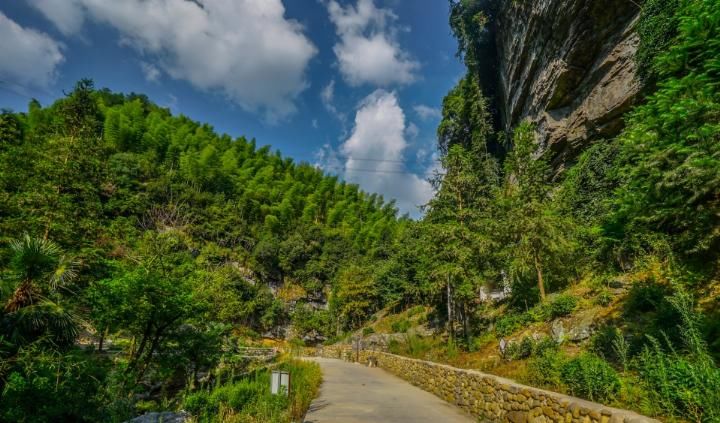 皖、浙两省交界处，有一个大裂谷处处断崖绝壁，藏有四“大”特色