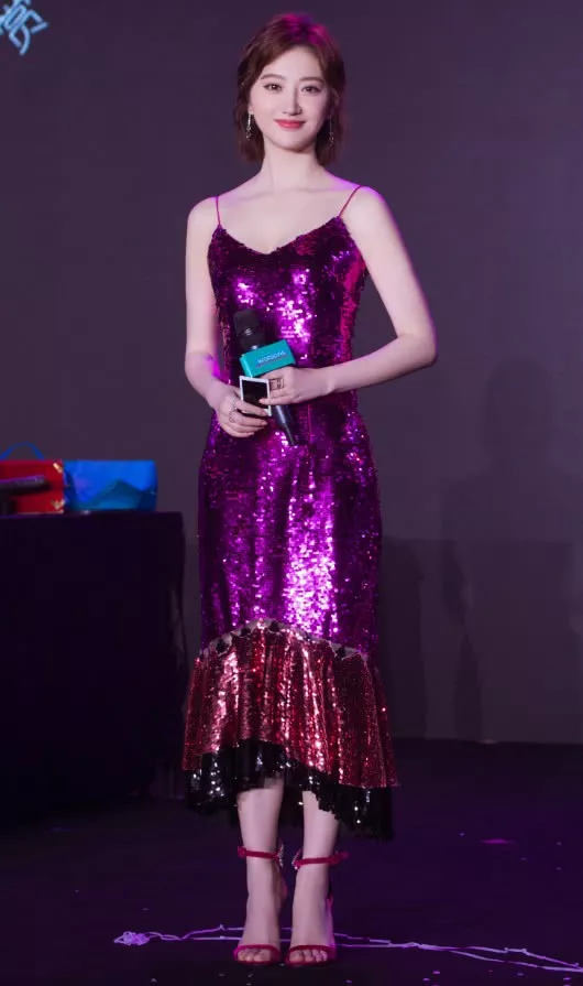 景甜胖了10斤就算了，溜肩还敢穿吊带裙，张继科也不管管？