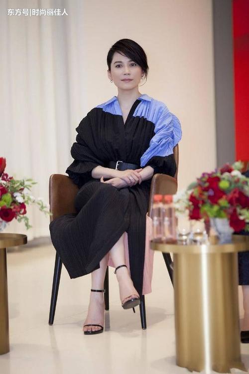 47岁俞飞鸿穿亮片薄纱裙优雅动人，大秀东方美，年龄成了个摆设