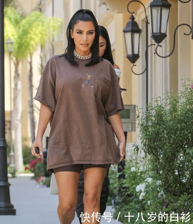 高跟鞋■卡戴珊穿高跟鞋为啥还能单手抱50斤的娃?看完她的胯,不简单!