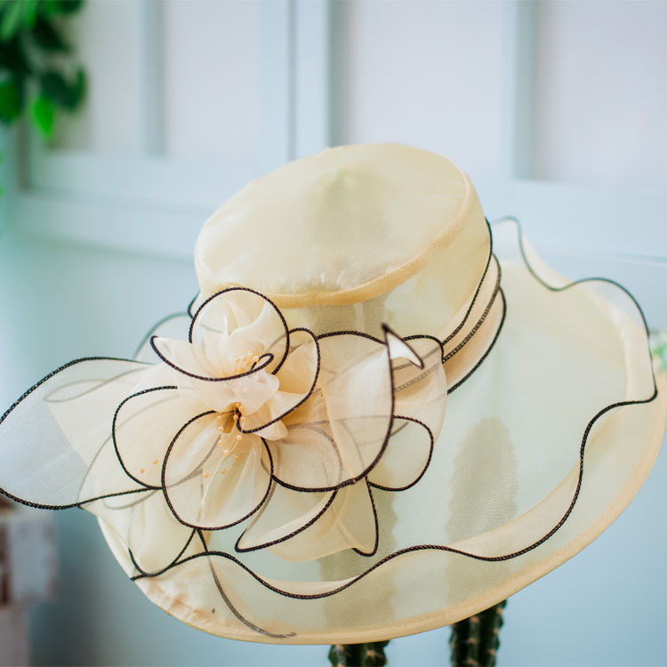 海边美女秀清凉，露背露肩腿真长，偷偷看几眼，真的美翻了