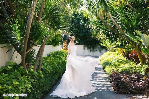 39岁陈乔恩身材好有料，抹胸裙韵味十足，网友：看着像25岁