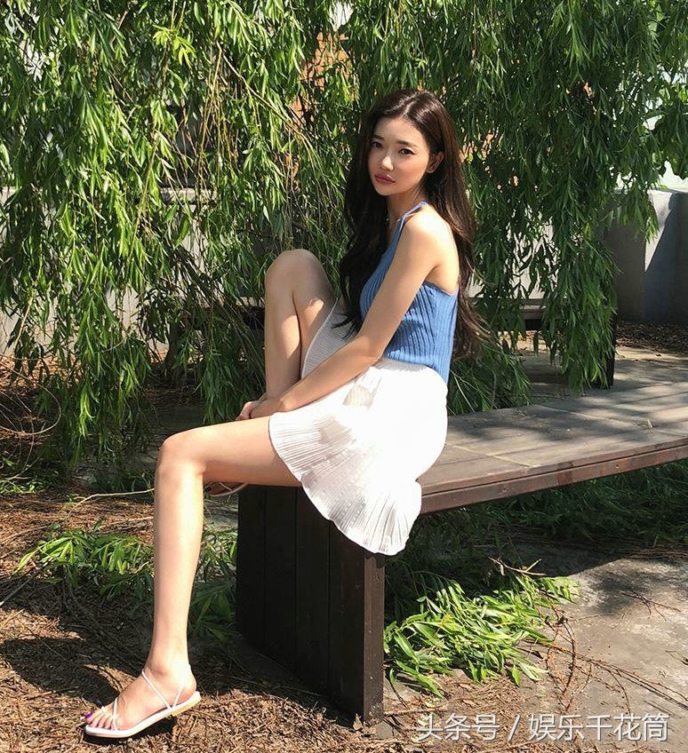 韩模特KYUNG蓝色无袖上衣加白裙尽显淑女风，也诠释的非常时尚