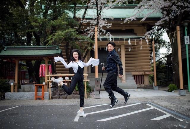 冉莹颖又搞事情!穿条鱼鳞裤也敢去机场,网友:得亏你老公是拳王