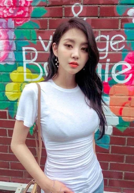 街拍：小姐姐身材一般，却穿出专业模特的感觉