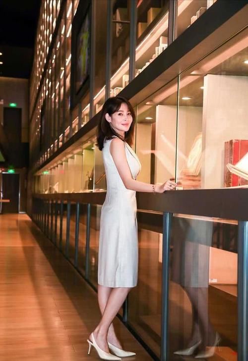 「 开叉」轻纱开叉裙大秀美腿，气质优雅又大方，于明加真“天生尤物”