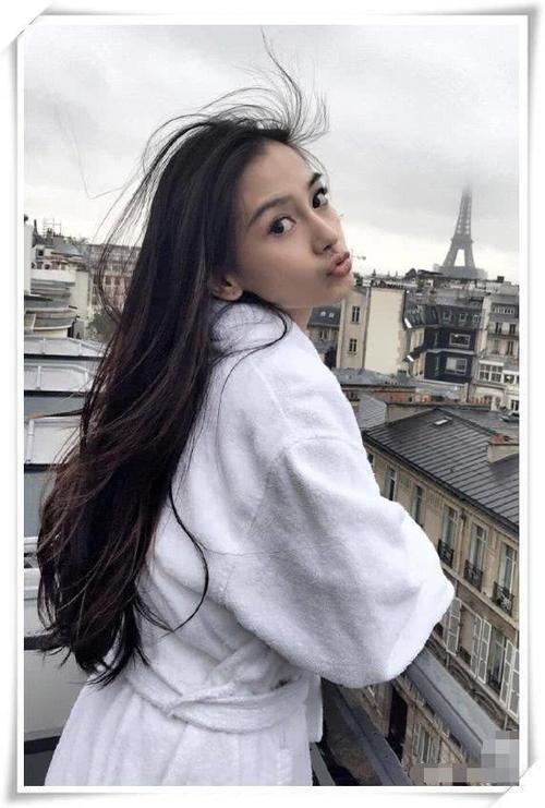 看了秦岚的睡裙，再看看杨颖，才知道清新与妩媚的差距有多大！