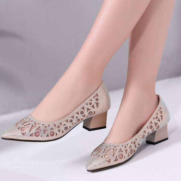 聪明妈妈立秋后都不穿高跟鞋了,都穿这些“棉花鞋”,时髦不累脚