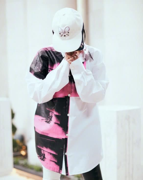 许晴为赶时髦也是拼了，把长靴当裤子穿，这颜色更为惊奇!