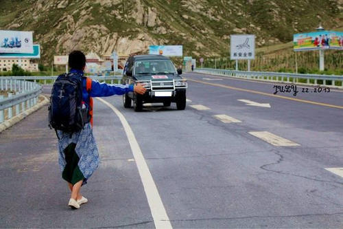 穷游西藏，女孩搭车暗语，为什么上车司机先递送一瓶水？