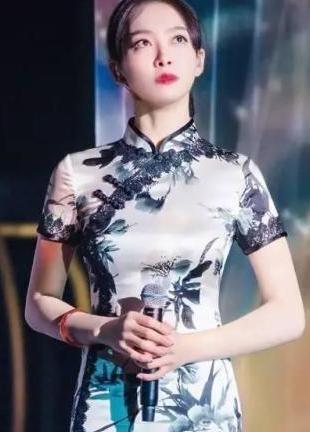 原以为19岁周洁琼穿旗袍够惊艳了,但看到31岁的宋茜,我沉默了!