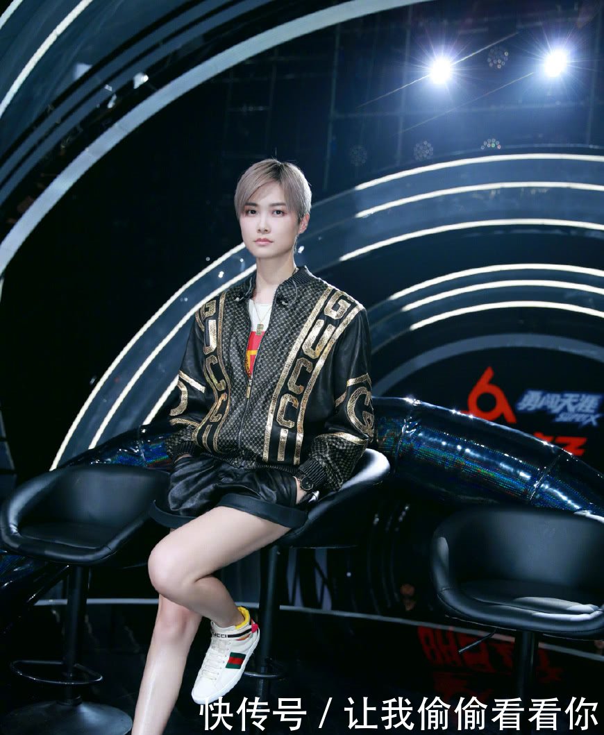 李宇春终于穿裙子了！身穿蛋糕裙高贵优雅，网友：总算有女人味了