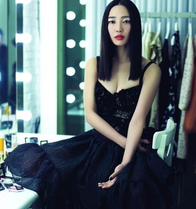 白百何太狠了！穿蕾丝裙透到跟没穿一样，网友：非逼着人看三角区