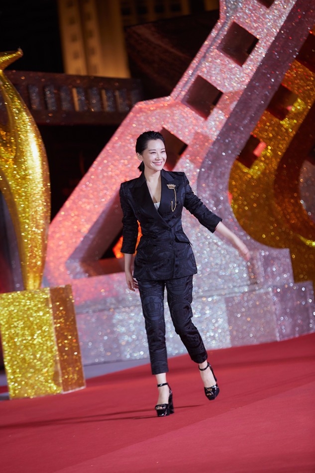 美帅！许晴西装look英姿飒爽