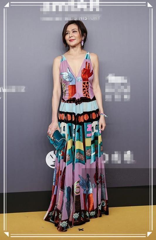 本以为55岁关之琳穿印花裙够少女了，可看到63岁赵雅芝，我沉默了