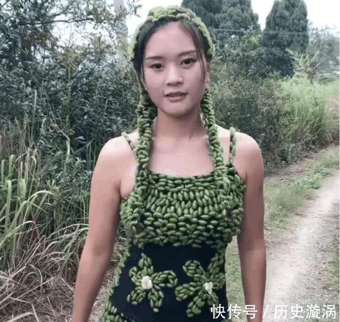 农村美女用苍耳做了一件裙子穿在身上，洗澡的时候就尴尬了！