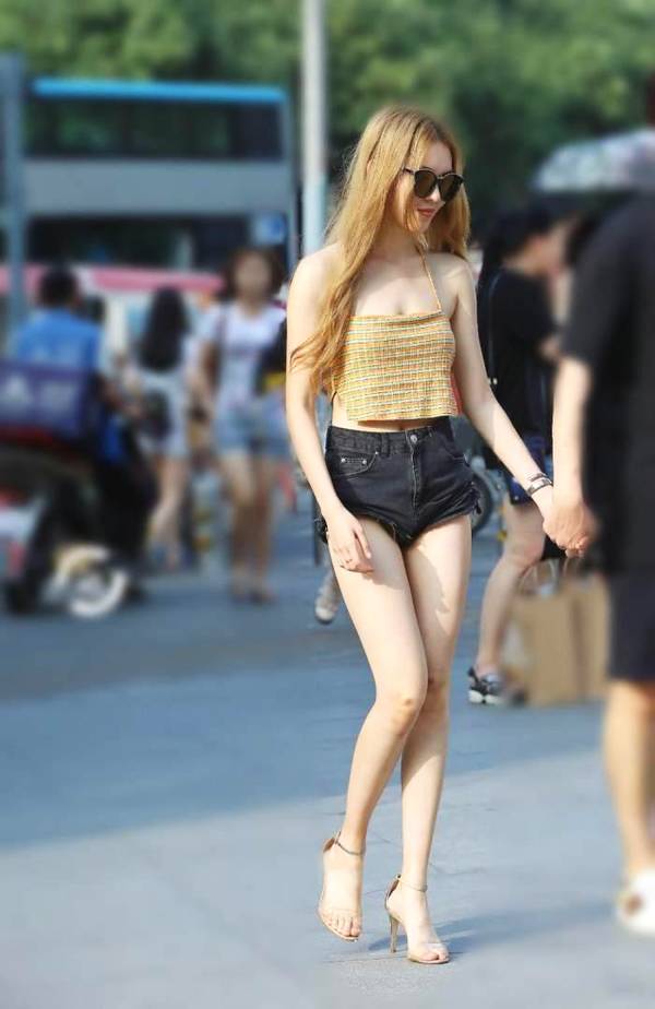 街拍：火辣大胆的美女小姐姐，飘逸的秀发，让人怦然心动