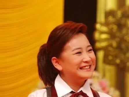  「表演」2001年，贾丹为贾玲舍弃中国传媒大学，现如今贾玲作为回报送她她两房一车