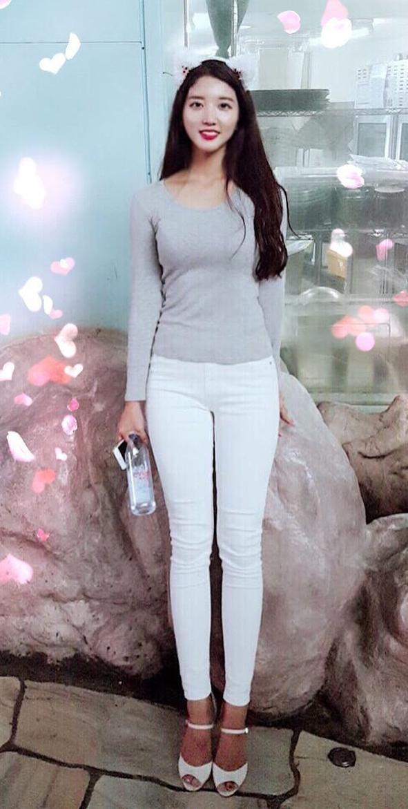 身材高挑的黑色紧身皮裤MM们, 小蛮腰也太高了吧!