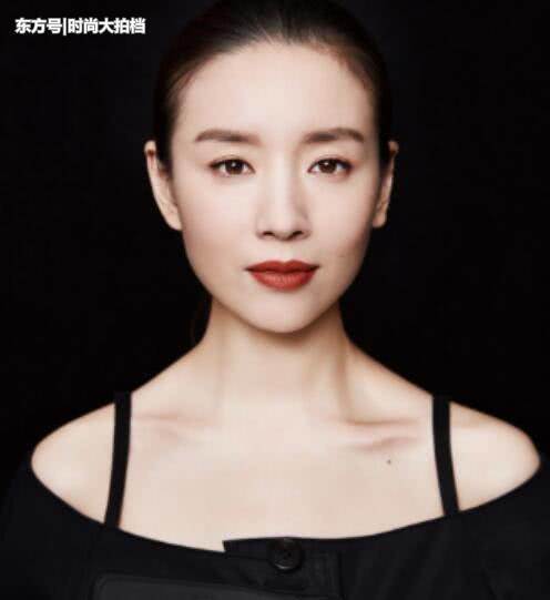 38岁董洁名不虚传！白纱短裙长腿晃眼，网友：果然是民国冷清秋