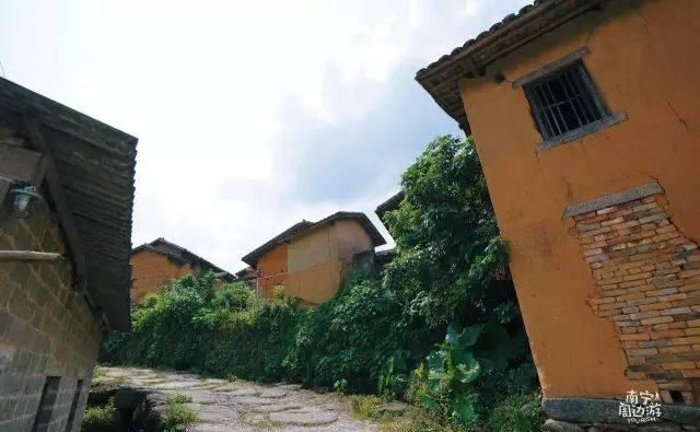 南宁深山藏了个清代古村庄，土瓦房、石板路…山色葱葱，宁静闲适