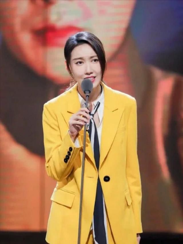  少女：林小娘高露短上衣配修身裙甜美又可爱，简直就是少女
