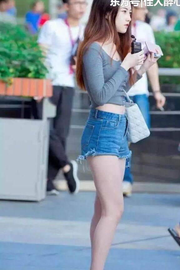 贴身短裤的小姐姐,紧紧的很显身材