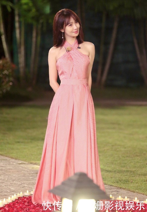 除去小蛮腰，李菲儿的腿部线条看起来十分优美，下摆是九分裤设计