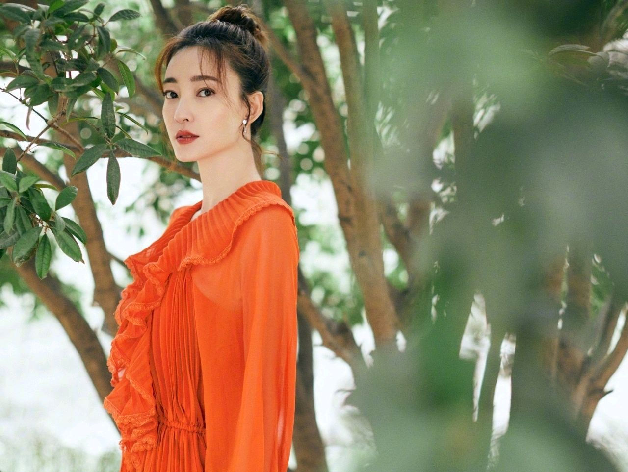  『选择』时尚的小姐姐,穿连衣裙都选择亮丽的色彩,更出众更惊艳!