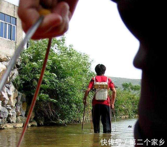  『胆子太大』白天钓鱼遇电工电鱼，狭路相逢，谁将败下阵来