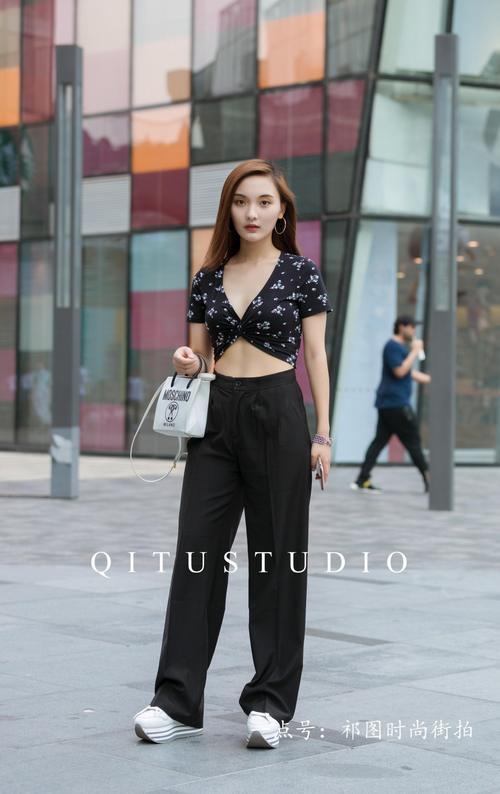 三里屯街拍：个性时尚性感魅力的小姐姐，大家喜欢么？