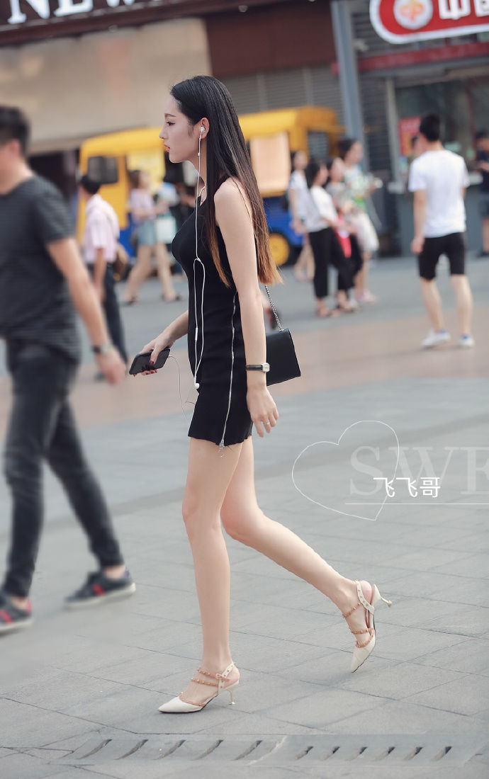 街拍重庆:柔美的彩色穿搭，显出淑女的优雅美!