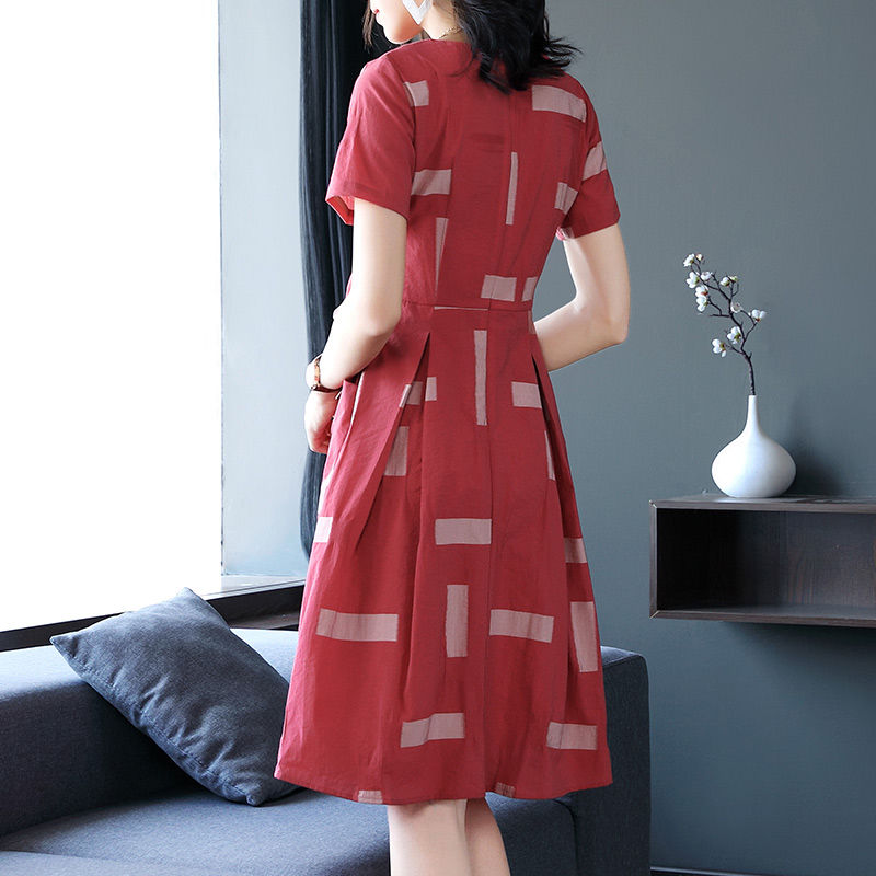 难怪妈妈越来越有贵妇味，原来是穿这样的气质A字裙，洋气精致