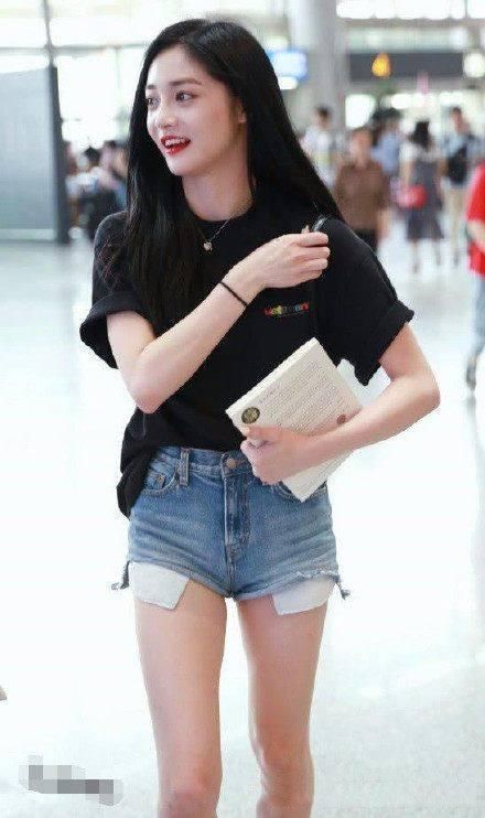 166周洁琼和164孟美岐秀美腿,网友:腿长人美!