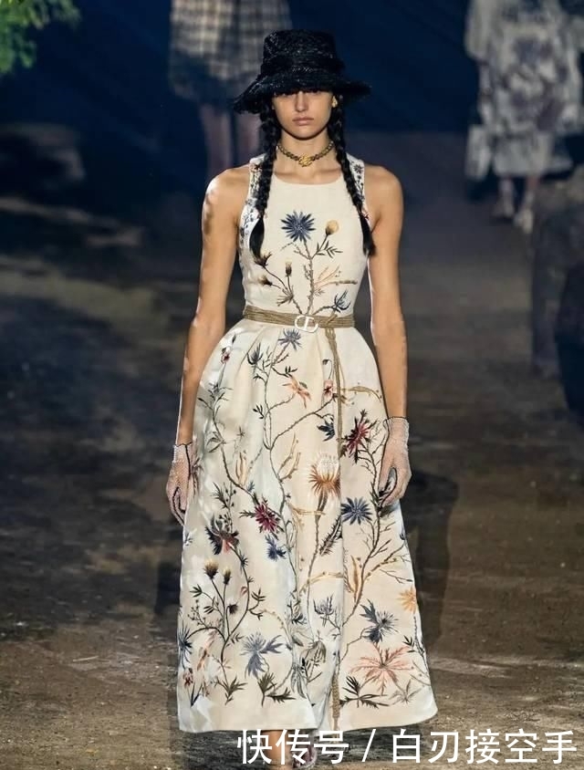  『花朵』2020开春 流行穿“开满花”的裙子，谁穿谁美！