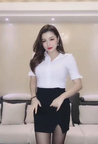 【女性】街拍:公司的丰腴女经理,这种身材类型你们打几分?