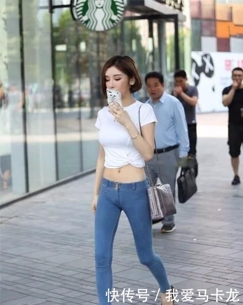 #舒适#休闲时尚的穿搭窍门,潮流舒适的修身牛仔,适合有气质的女生