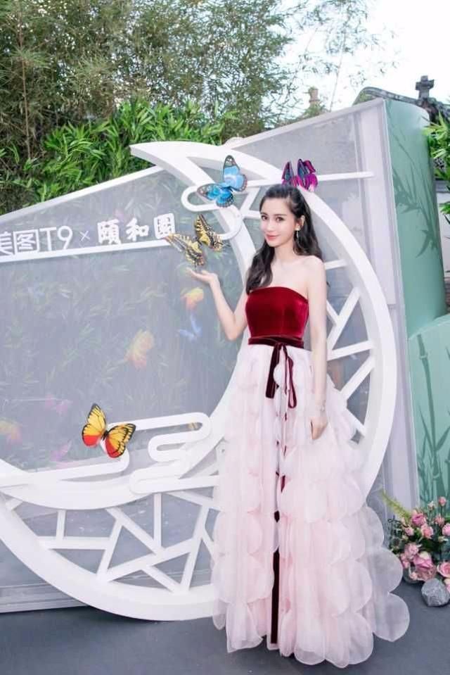 杨颖穿蓝色开叉长裙还内搭短裤，网友：黄教主这次放心了！