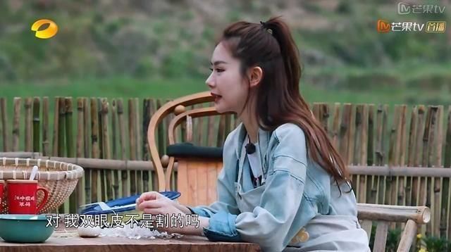 戚薇女儿和妈妈一毛一样!网友:看来妈妈是真没整容~